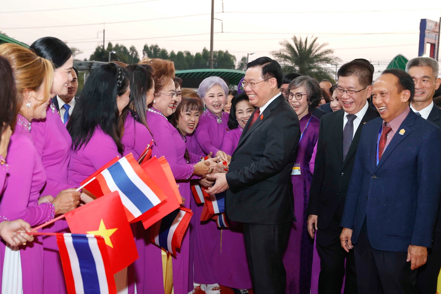 Chủ tịch Quốc hội Vương Đình Huệ gặp gỡ cộng đồng người Việt Nam tại Thái Lan -0