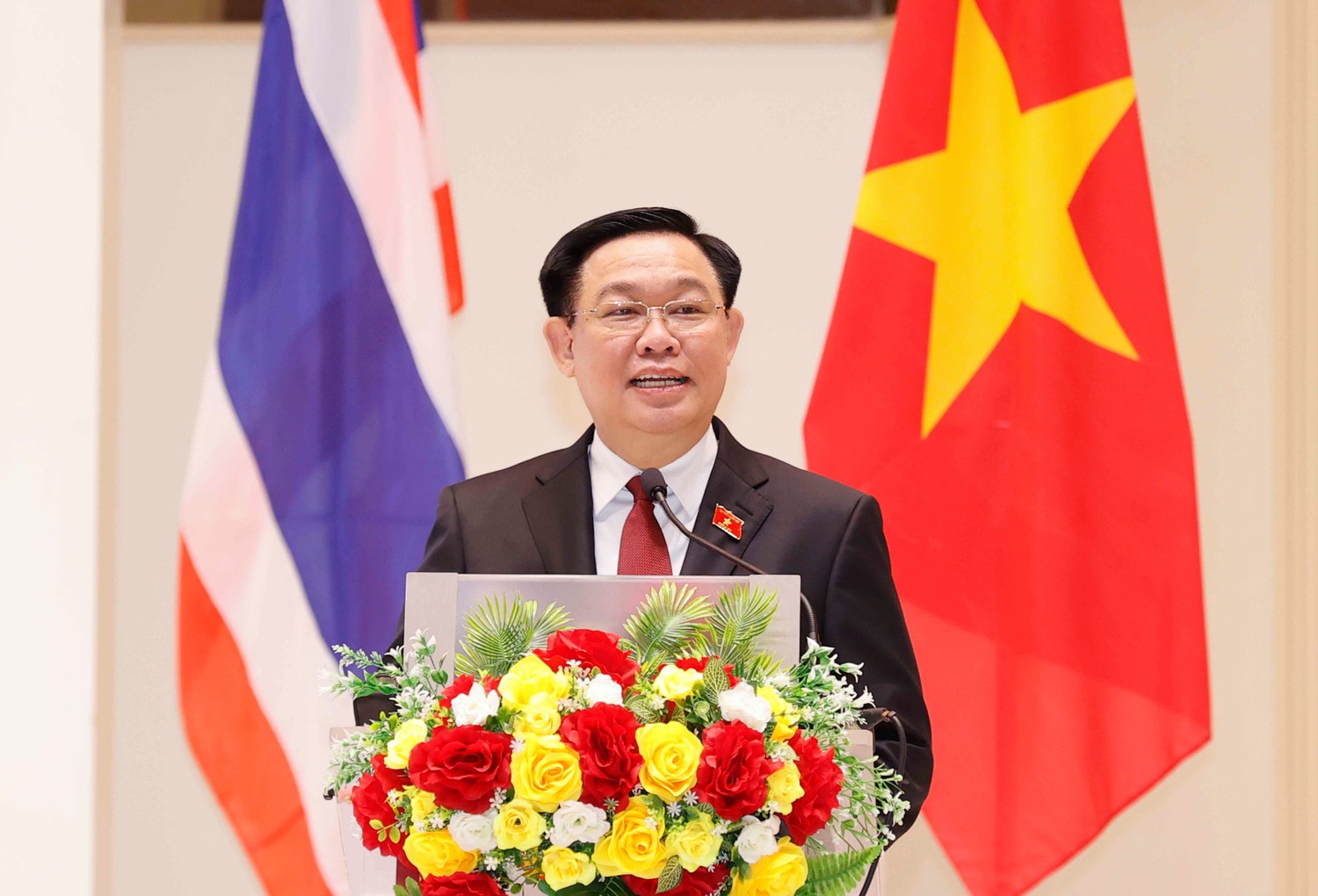 Chủ tịch Quốc hội Vương Đình Huệ gặp gỡ cộng đồng người Việt Nam tại Thái Lan -0