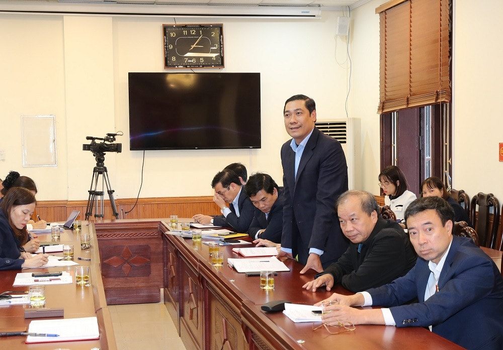 Các đại biểu thảo luận tại tổ - Ảnh L. HIẾU