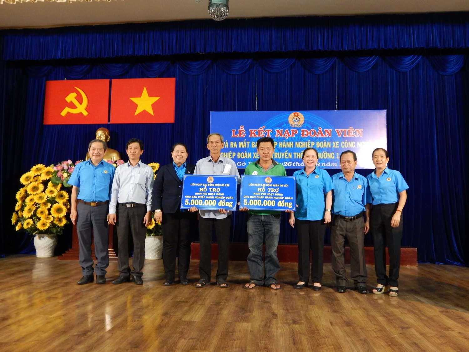 Liên đoàn Lao động quận Gò Vấp, TP. Hồ Chí Minh trao hỗ trợ kinh phí hoạt động ban đầu cho Ban chấp hành lâm thời 2 nghiệp đoàn xe ôm công nghệ và xe ôm truyền thống