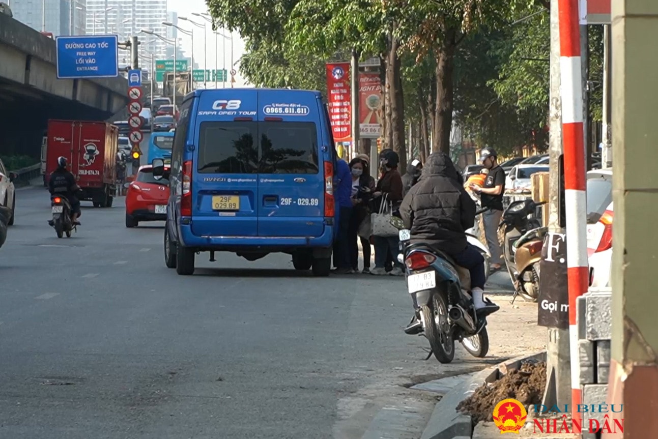 Hà Nội: Xe dù, bến cóc hoành hành dịp cận Tết trên đường Khuất Duy Tiến – Nguyễn Xiển -0