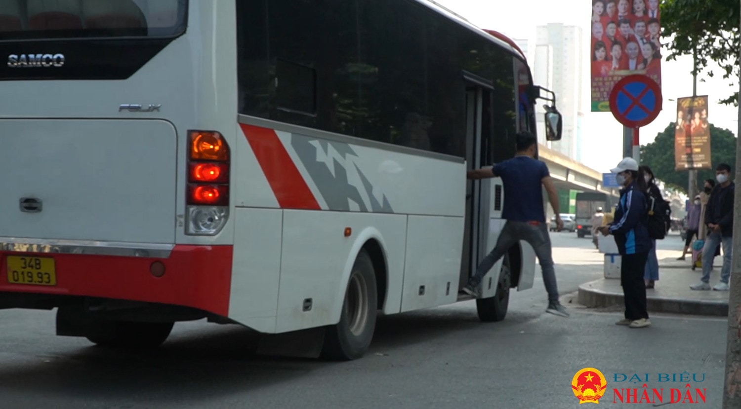Hà Nội: Xe dù, bến cóc hoành hành dịp cận Tết trên đường Khuất Duy Tiến – Nguyễn Xiển -0