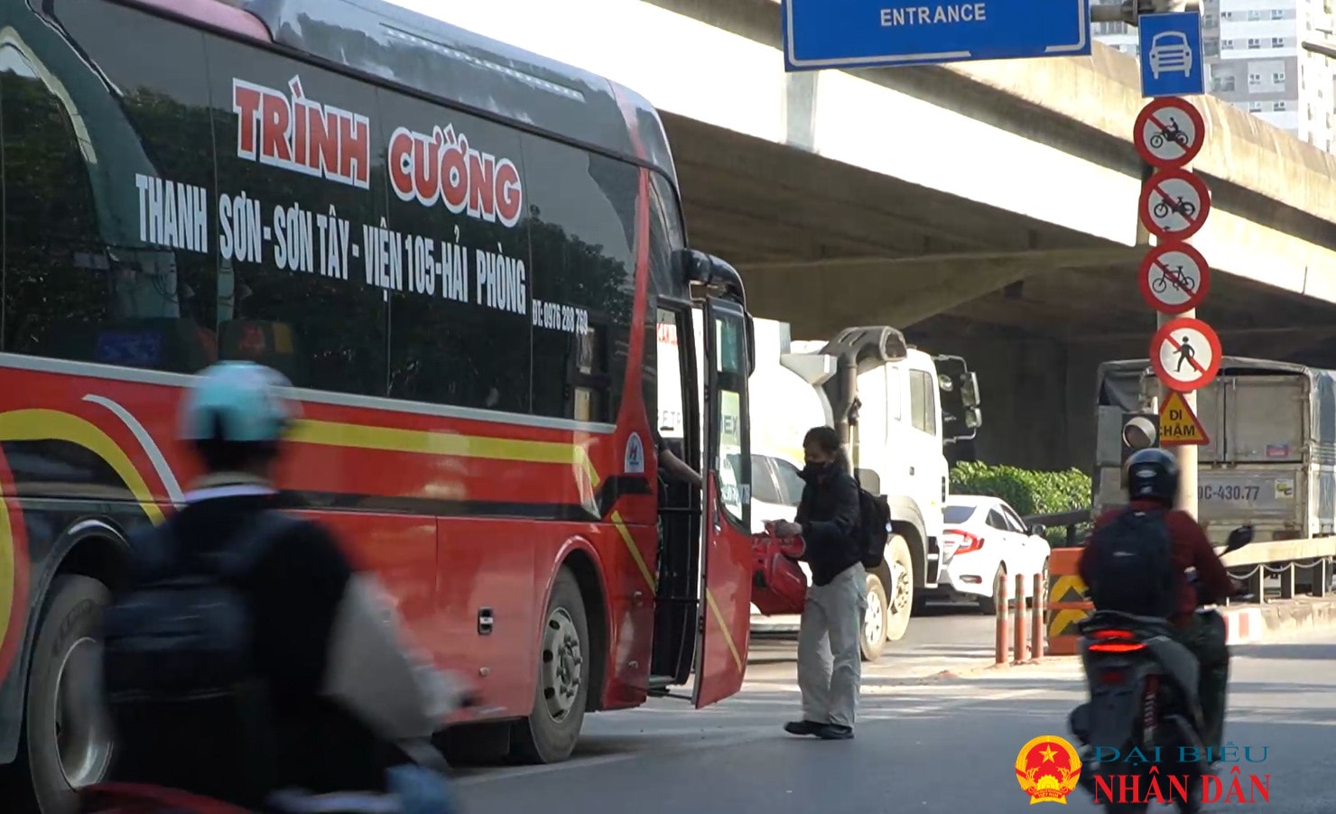 Hà Nội: Xe dù, bến cóc hoành hành dịp cận Tết trên đường Khuất Duy Tiến – Nguyễn Xiển -0