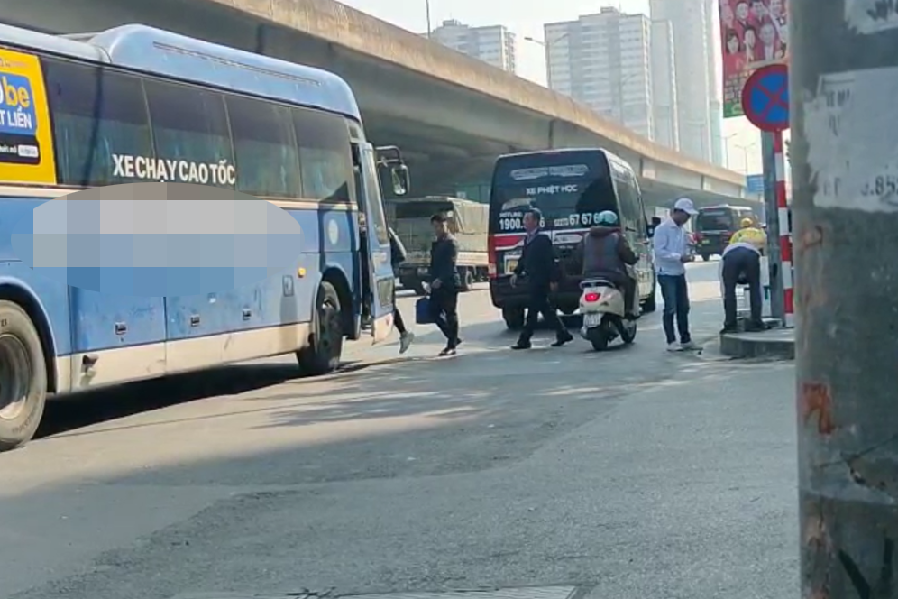 Hà Nội: Xe dù, bến cóc hoành hành dịp cận Tết trên đường Khuất Duy Tiến – Nguyễn Xiển -0