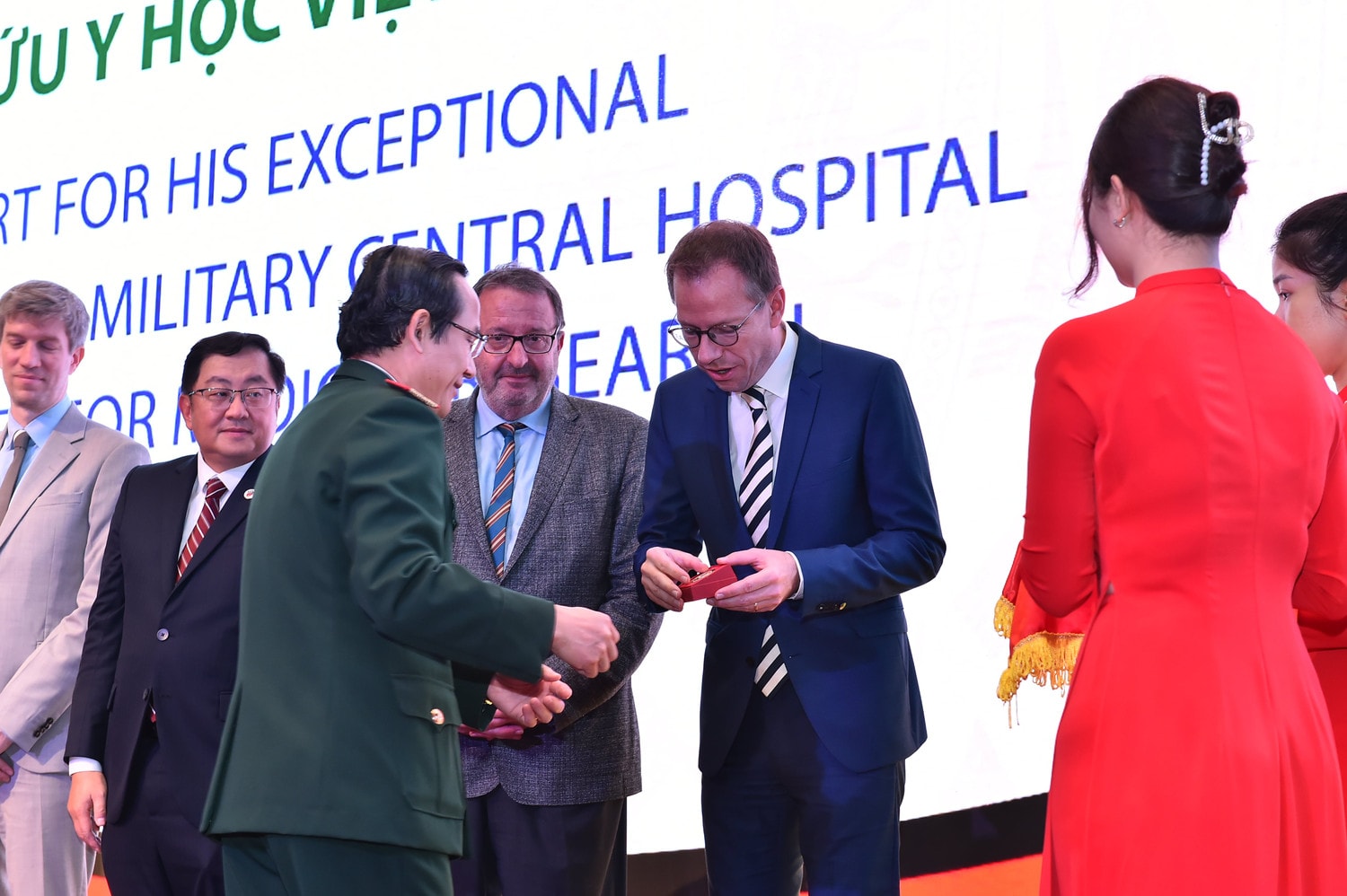 Giám đốc Bệnh viện TWQĐ 108 được bổ nhiệm làm Giáo sư Đại học Tuebingen, Đức -7