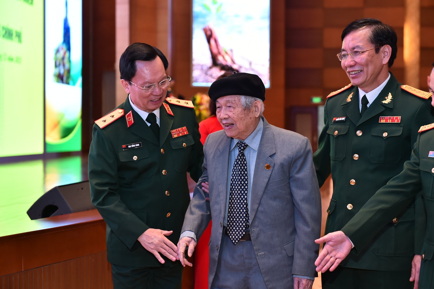 Viện Lâm sàng các bệnh truyền nhiễm thuộc Bệnh viện Trung ương Quân đội 108 đón nhận Bằng khen của Thủ tướng Chính phủ -0
