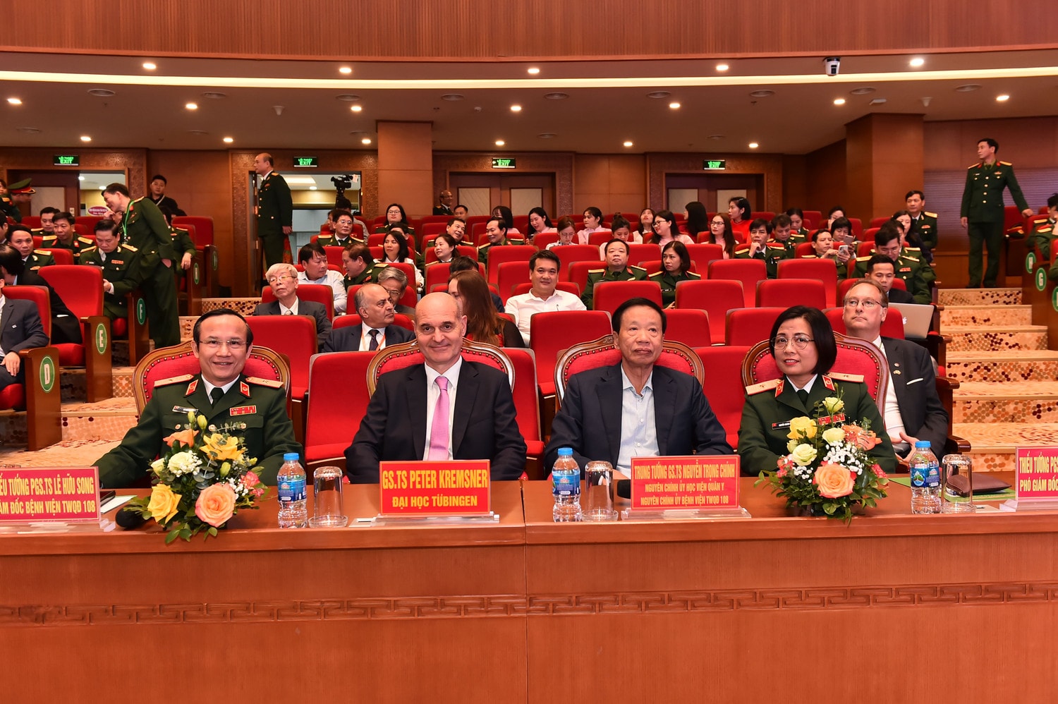 Viện Lâm sàng các bệnh truyền nhiễm thuộc Bệnh viện Trung ương Quân đội 108 đón nhận Bằng khen của Thủ tướng Chính phủ -0