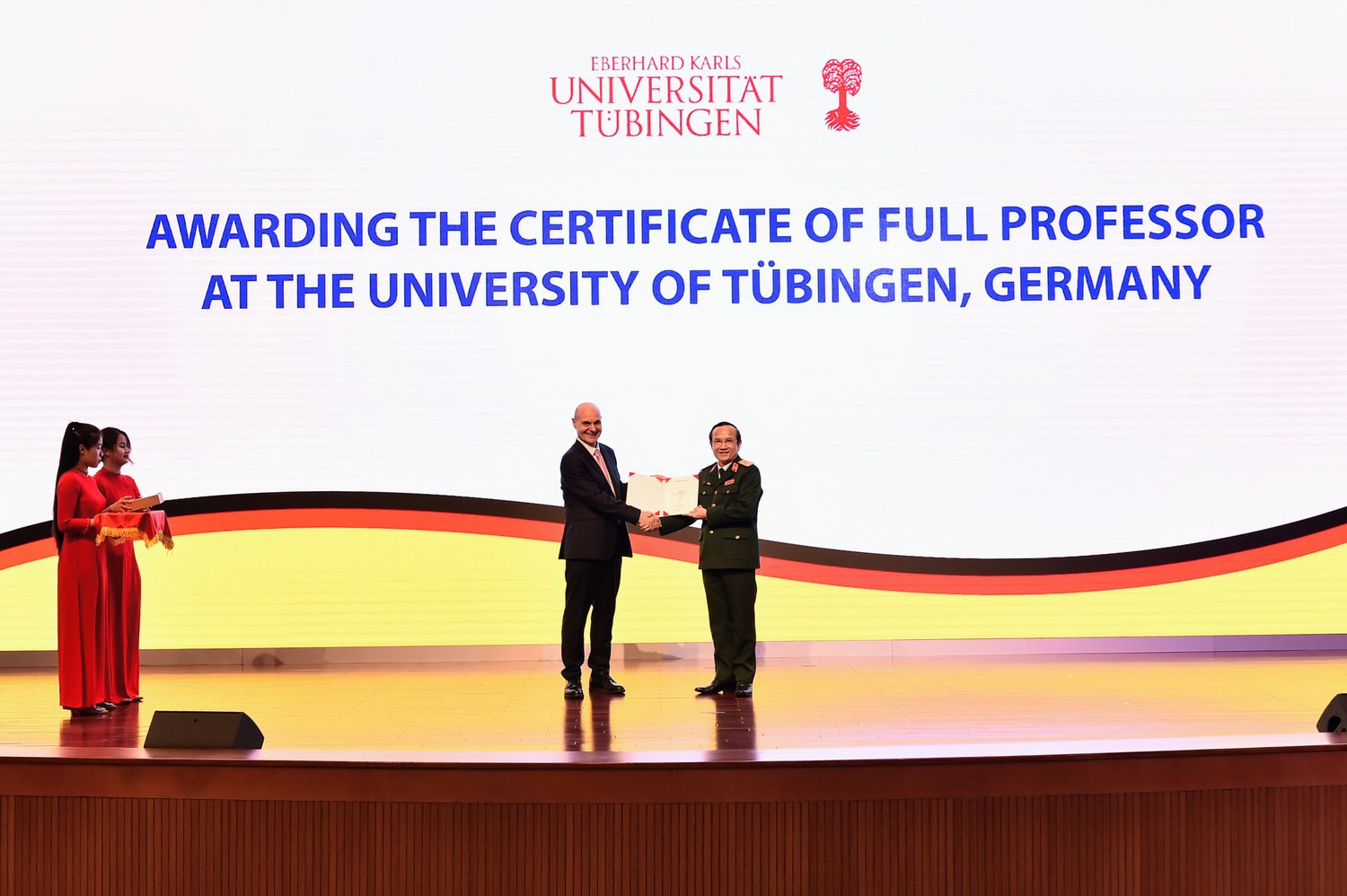 GS.TS Kremsner, Viện trưởng Viện Y học nhiệt đới Tubingen đại diện trao quyết định bổ nhiệm Giáo sư của Đại học Tuebingen, CHLB Đức cho Thiếu tướng PGS.TS Lê Hữu Song (Ảnh: Trần Hiệp) Giám đốc Bệnh viện TWQĐ 108 được bổ nhiệm làm Giáo sư Đại học Tuebingen, Đức -0