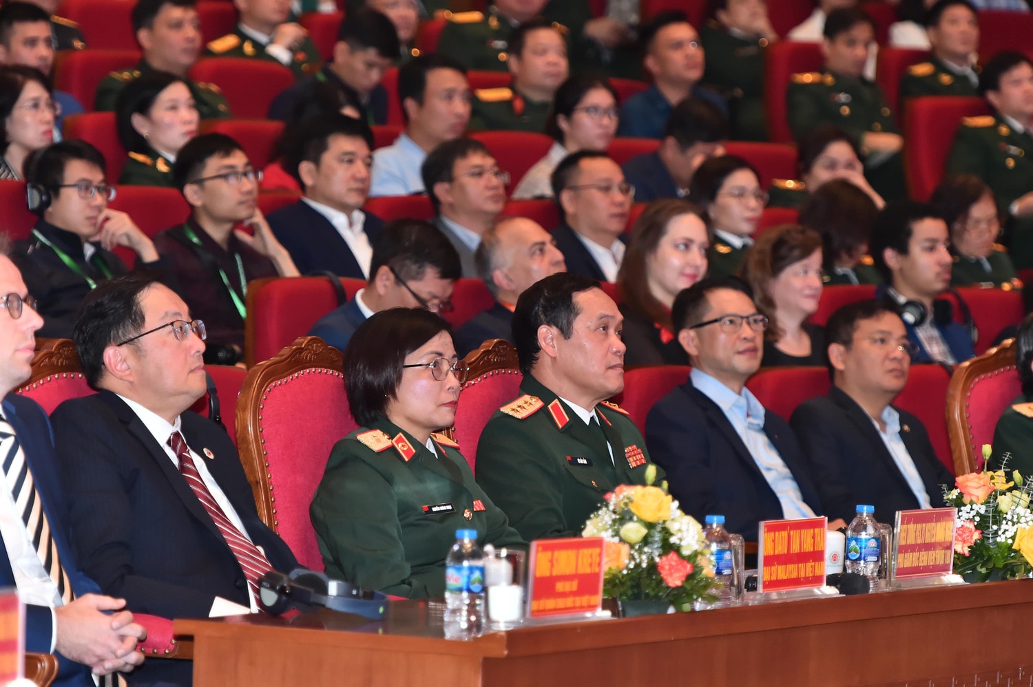 Đại biểu tham dự Hội thảo (Ảnh: Trần Hiệp) Giám đốc Bệnh viện TWQĐ 108 được bổ nhiệm làm Giáo sư Đại học Tuebingen, Đức -0
