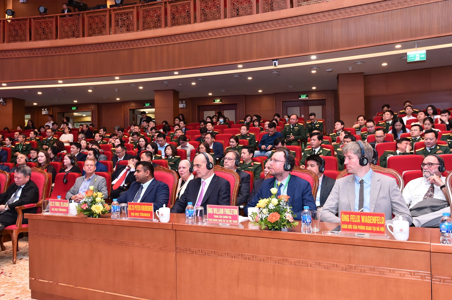 Hội thảo được nhiều nhà khoa học trong nước và quốc tế quan tâm, có sự tham gia lãnh đạo Bộ Y tế, Bộ Quốc phòng, Bộ Khoa học Công nghệ, các bộ ban ngành, các tổ chức khoa học, các chính khách đến từ Châu âu, Đức, Malaysia, Cơ quan trao đổi hàn lâm Đức (Ảnh: Trần Hiệp) Giám đốc Bệnh viện TWQĐ 108 được bổ nhiệm làm Giáo sư Đại học Tuebingen, Đức -1