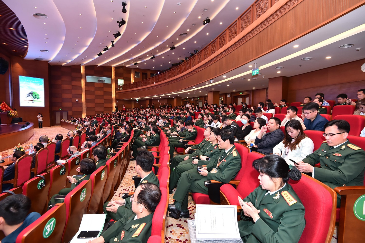 Hội thảo khoa học “Bệnh truyền nhiễm mới nổi và tái nổi” thu hút hàng trăm nhà khoa học trong nước và quốc tế ảnh 12 Giám đốc Bệnh viện TWQĐ 108 được bổ nhiệm làm Giáo sư Đại học Tuebingen, Đức -0