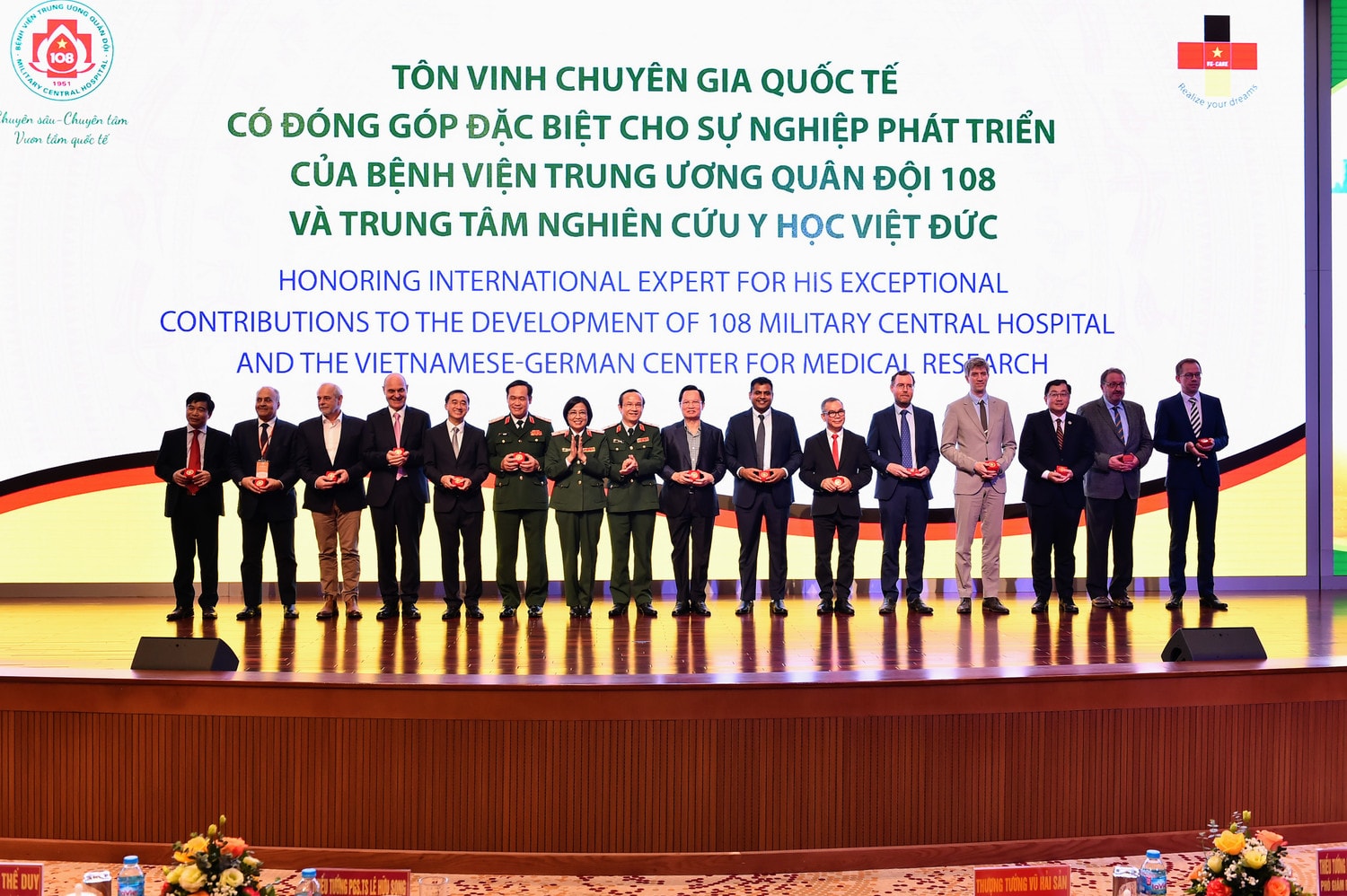 Hội thảo khoa học “Bệnh truyền nhiễm mới nổi và tái nổi” thu hút hàng trăm nhà khoa học trong nước và quốc tế ảnh 10 Giám đốc Bệnh viện TWQĐ 108 được bổ nhiệm làm Giáo sư Đại học Tuebingen, Đức -0