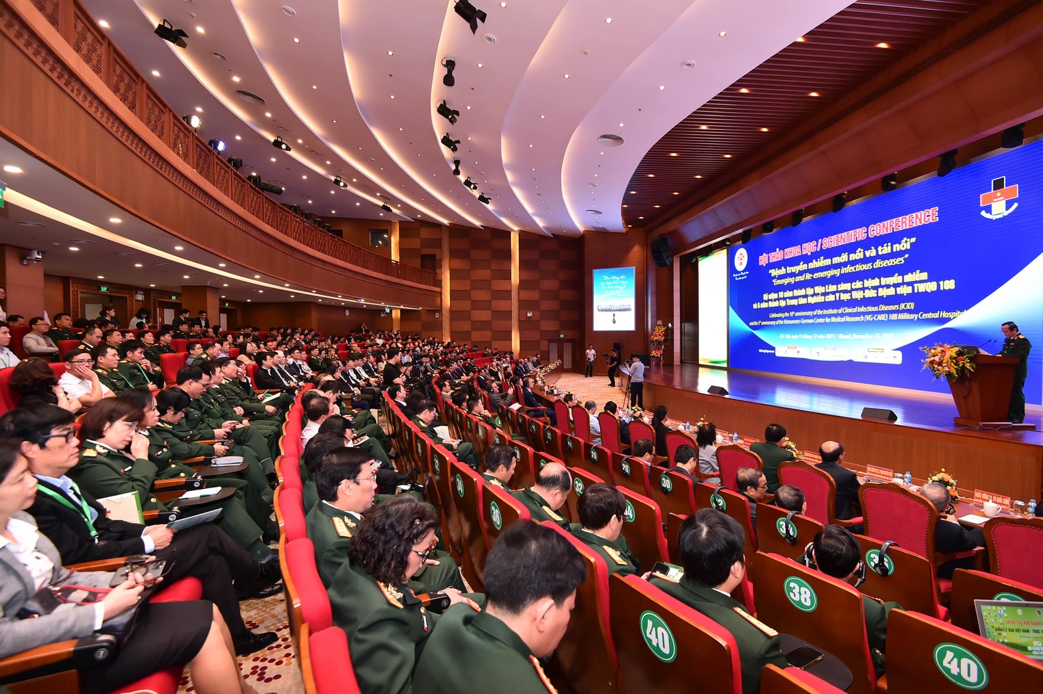Toàn cảnh Hội thảo khoa học “Bệnh truyền nhiễm mới nổi và tái nổi”, chào mừng kỷ niệm 10 năm thành lập Viện Lâm sàng các bệnh truyền nhiễm và 5 năm thành lập Trung tâm Nghiên cứu Y học Việt - Đức, Bệnh viện Trung ương Quân đội 108 tổ chức sáng 11.12 (Ảnh: Trần Hiệp) Giám đốc Bệnh viện TWQĐ 108 được bổ nhiệm làm Giáo sư Đại học Tuebingen, Đức -0