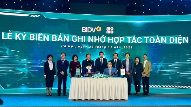 Ông Đỗ Quang Thuận (phải), Phó Tổng Giám đốc Cấp cao, Phụ trách Khối Dịch vụ Tài chính của MoMo, ký biên bản ghi nhớ hợp tác toàn diện với BIDV Open API ngày 29.11.2023. Ảnh: MoMo
