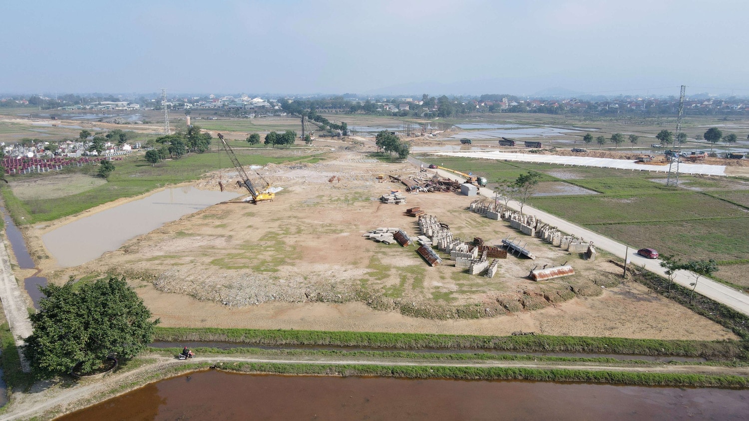 Gần 4.000m2 đất nông nghiệp đã bị Công ty Cầu đường New Sun đổ đất san lấp làm mặt bằng. Ảnh: Xuân Sinh San lấp mặt bằng trái phép Công ty Cầu đường New Sun bị “tuýt còi” -0