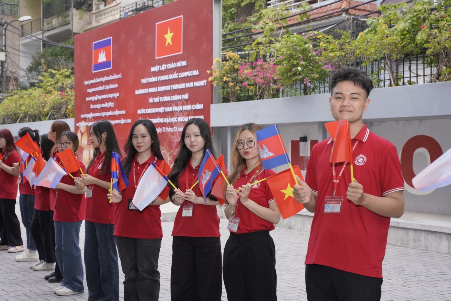 Thủ tướng Phạm Minh Chính và Thủ tướng Campuchia giao lưu với sinh viên Trường Đại học Ngoại thương 