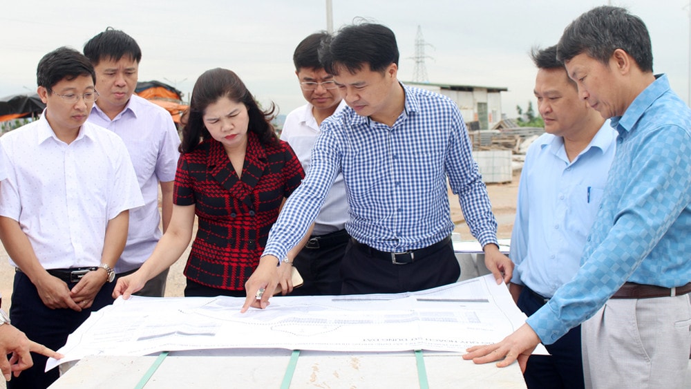 Phó Chủ tịch Thường trực HĐND tỉnh Lâm Thị Hương Thành cùng các thành viên Đoàn giám sát của HĐND tỉnh kiểm tra thực tế tại dự án Khu đô thị mới Ninh Khánh, thị trấn Nếnh, huyện Việt Yên - ảnh VÂN ANH