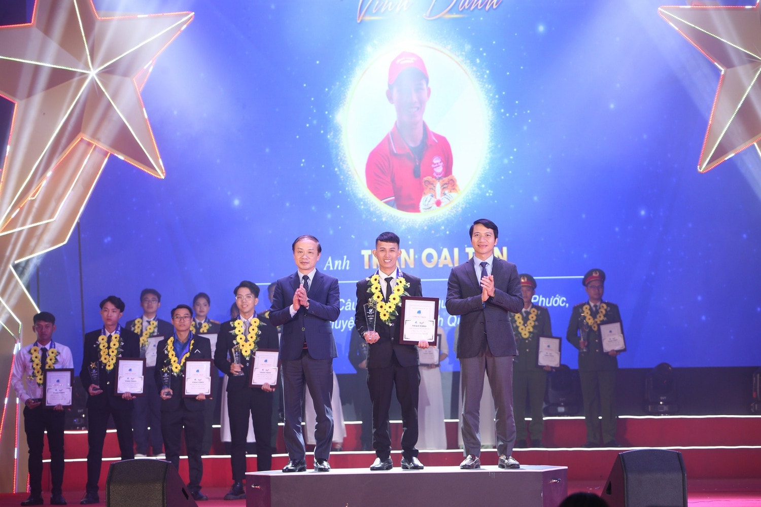 Tôn vinh 20 tấm gương “Thanh niên sống đẹp” năm 2023 -0