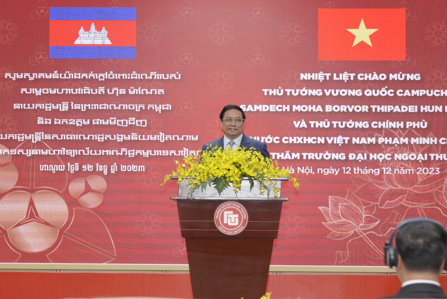 Thủ tướng Phạm Minh Chính và Thủ tướng Campuchia giao lưu với sinh viên Trường Đại học Ngoại thương -0