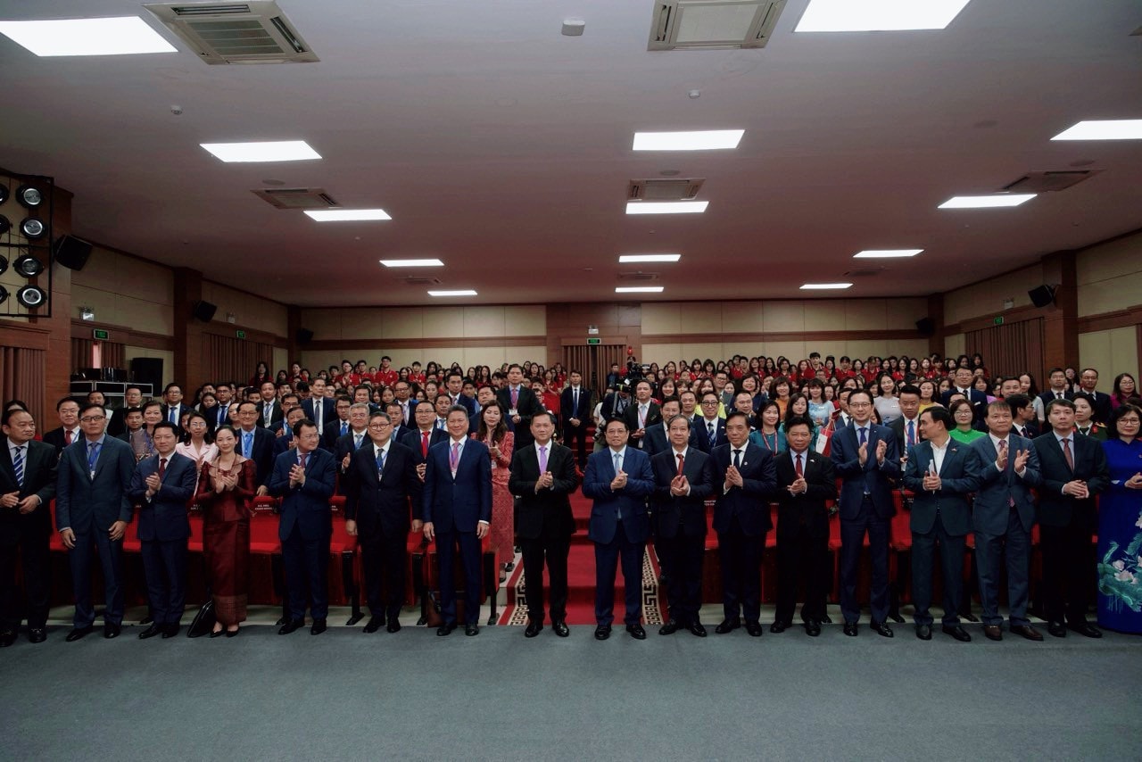 Thủ tướng Phạm Minh Chính và Thủ tướng Campuchia giao lưu với sinh viên Trường Đại học Ngoại thương -0