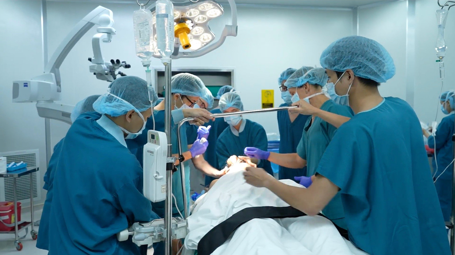 Vừa phẫu thuật não chữa bệnh động kinh vừa… nói chuyện với bác sĩ -0