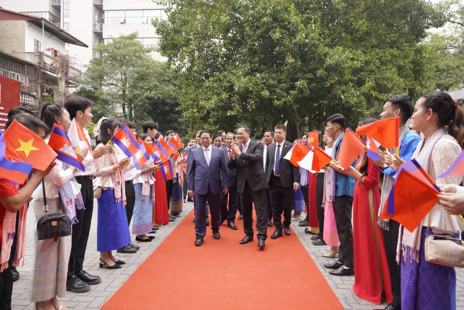 Sinh viên Trường Đại học Ngoại thương chào đón Thủ tướng Phạm Minh Chính và Thủ tướng Campuchia Hun Manet