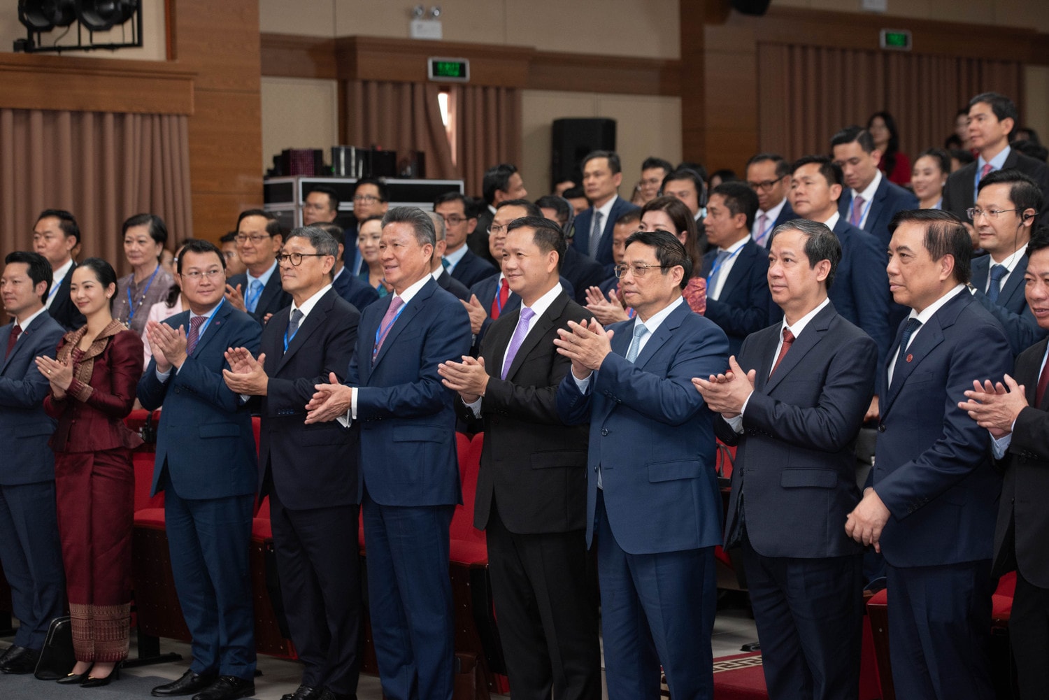 Thủ tướng Phạm Minh Chính và Thủ tướng Campuchia giao lưu với sinh viên Trường Đại học Ngoại thương -0