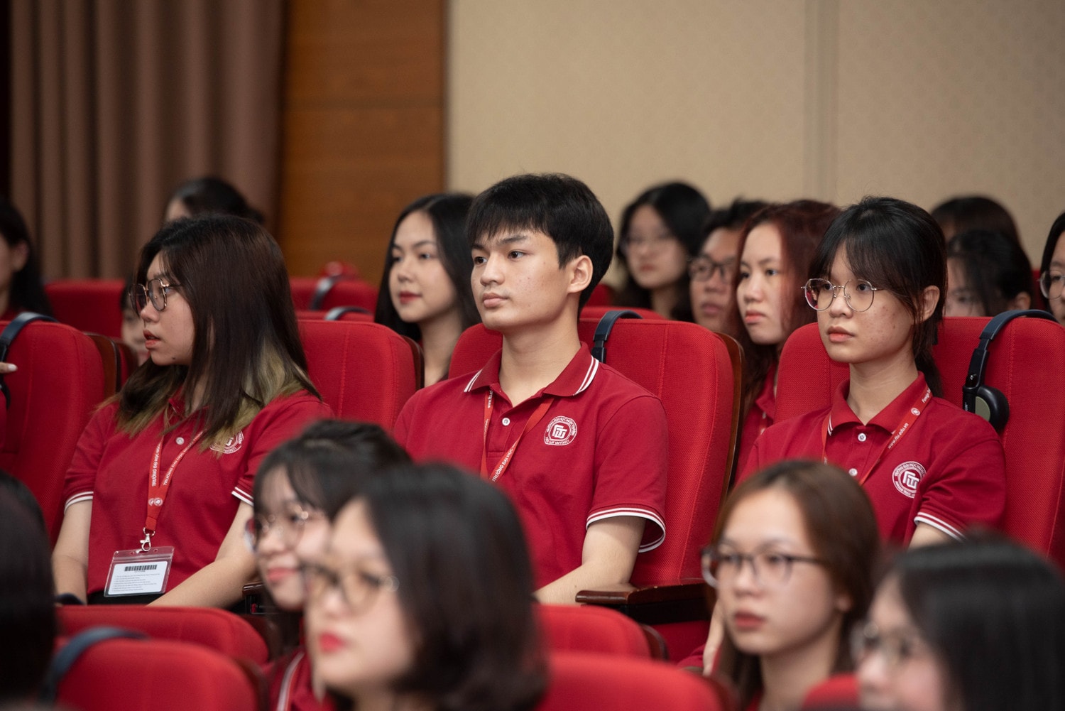 Thủ tướng Phạm Minh Chính và Thủ tướng Campuchia giao lưu với sinh viên Trường Đại học Ngoại thương