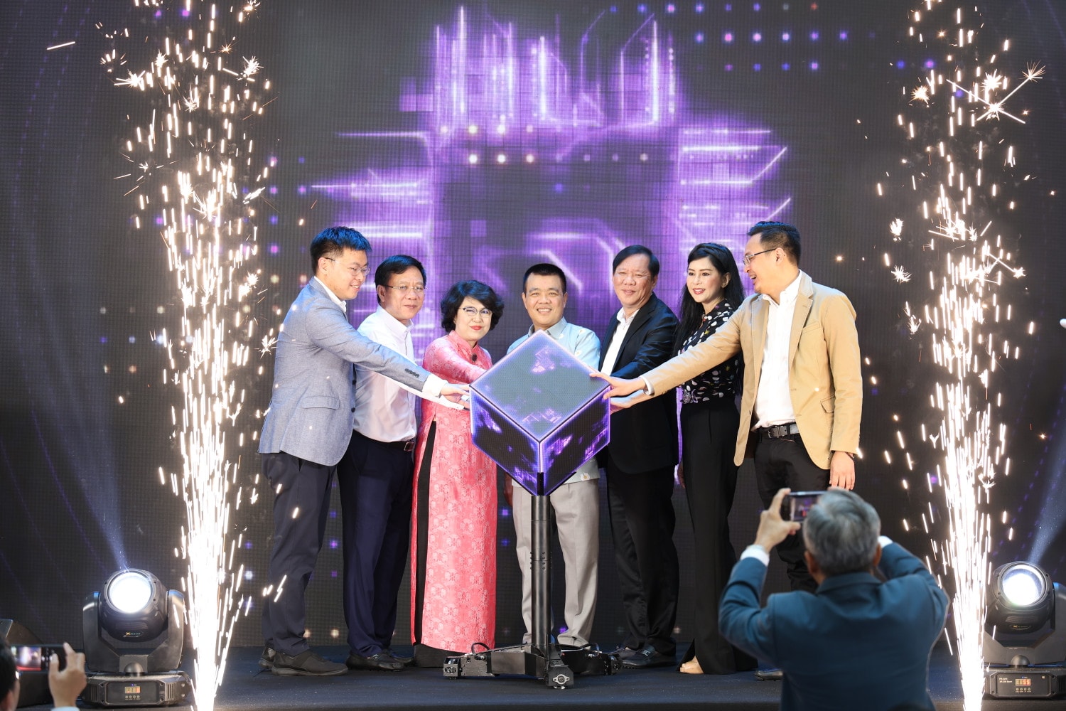 Khai mạc ngày hội mua sắm, giải trí trực tuyến TP. Hồ Chí Minh 2023 - Chợ di sản Bến Thành Khai mạc ngày hội mua sắm, giải trí trực tuyến TP. Hồ Chí Minh 2023 - Chợ di sản Bến Thành