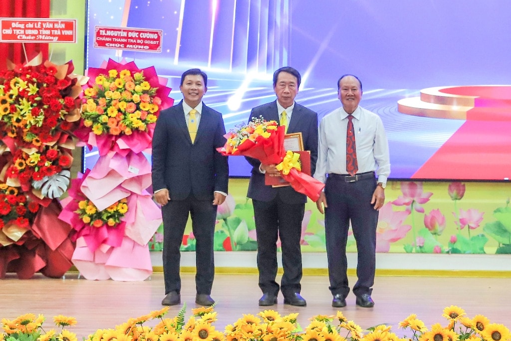 GS.TS Phạm Tiết Khánh (đứng giữa) nhận quyết định bổ nhiệm Giáo sư từ Hiệu trưởng Trường ĐH Trà Vinh (người đứng bìa trái) Lần đầu tiên Đại học Trà Vinh công bố quyết định chức danh Giáo sư và Phó Giáo sư