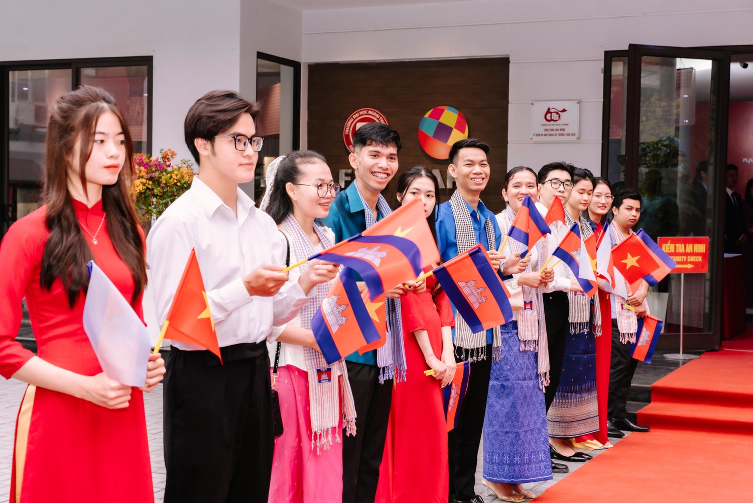 Thủ tướng Phạm Minh Chính và Thủ tướng Campuchia giao lưu với sinh viên Trường Đại học Ngoại thương
