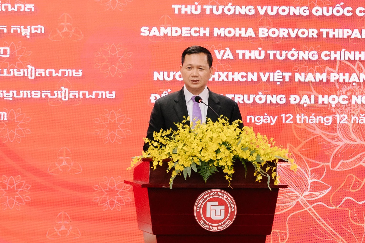 Thủ tướng Phạm Minh Chính và Thủ tướng Campuchia giao lưu với sinh viên Trường Đại học Ngoại thương -0