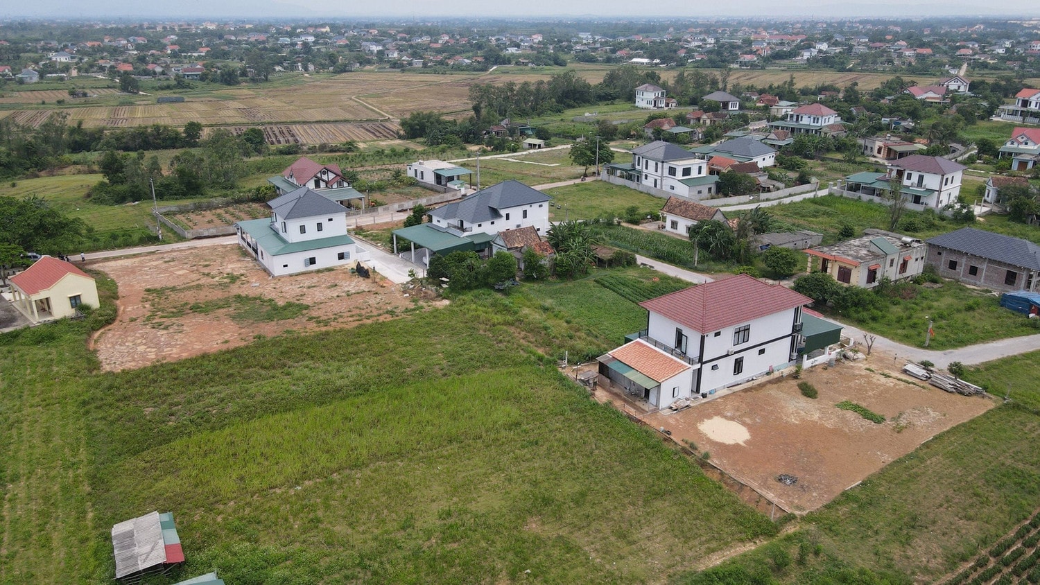 Quảng Bình: Cách chức Chủ tịch UBND xã do sai phạm trong quản lý đất đai -0