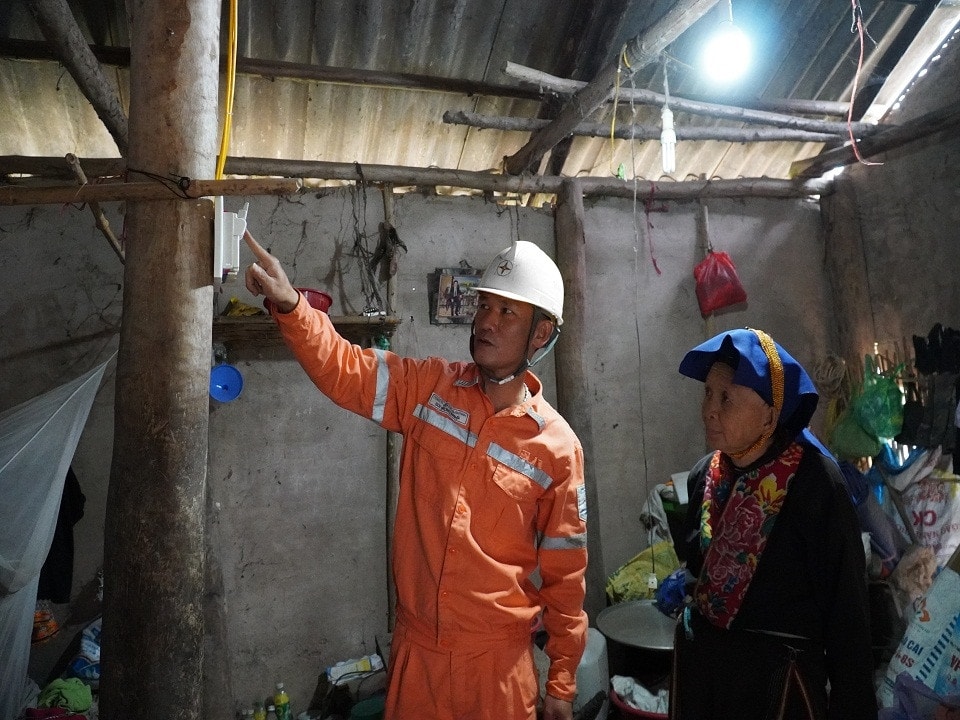 EVNNPC: Bảo đảm cung cấp điện sinh hoạt cho người dân -0