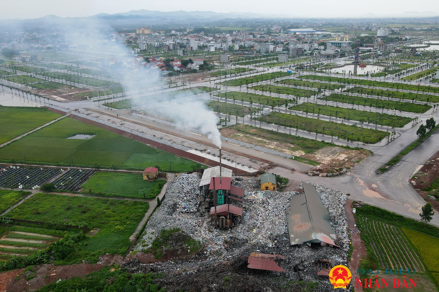 Bắt đầu di dời bãi rác ngày đêm hun khói đầu độc hàng trăm học sinh mầm non -0