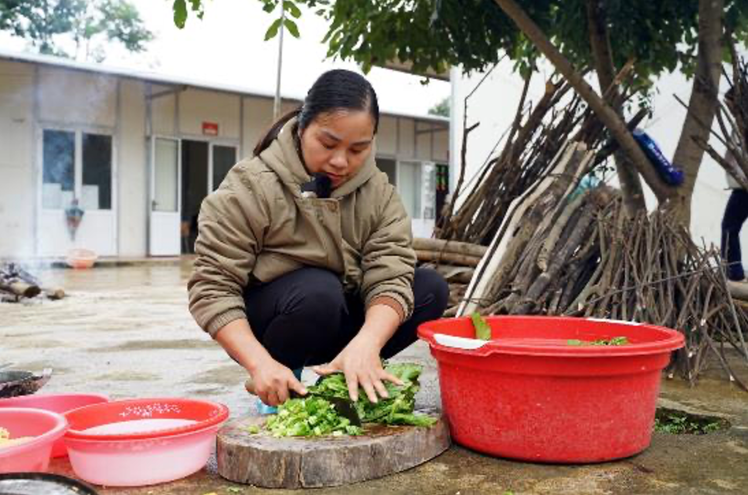 Điểm trường của học sinh nghèo không có cả rau ăn -0