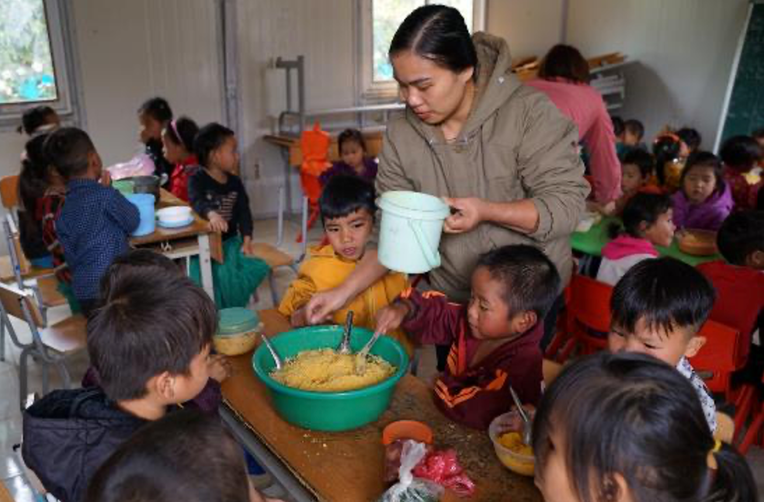Điểm trường của học sinh nghèo không có cả rau ăn -0