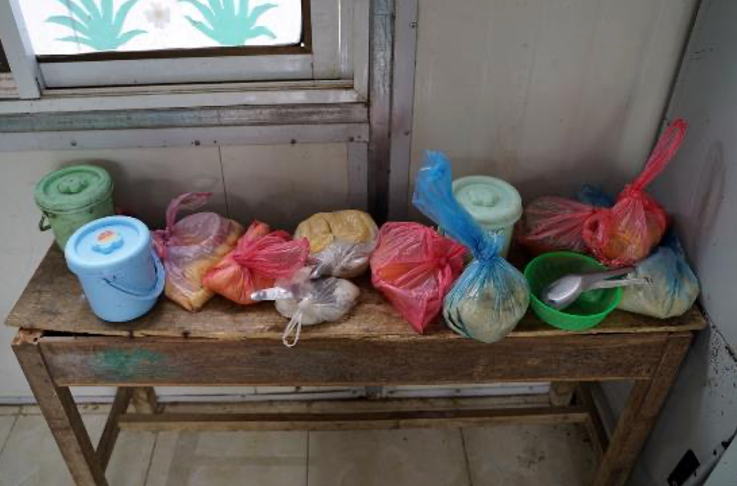 Điểm trường của học sinh nghèo không có cả rau ăn -0