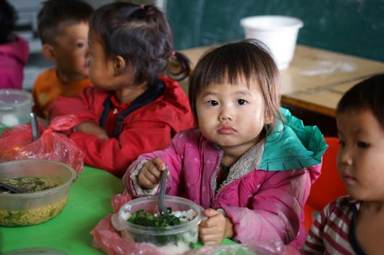 Điểm trường của học sinh nghèo không có cả rau ăn -0