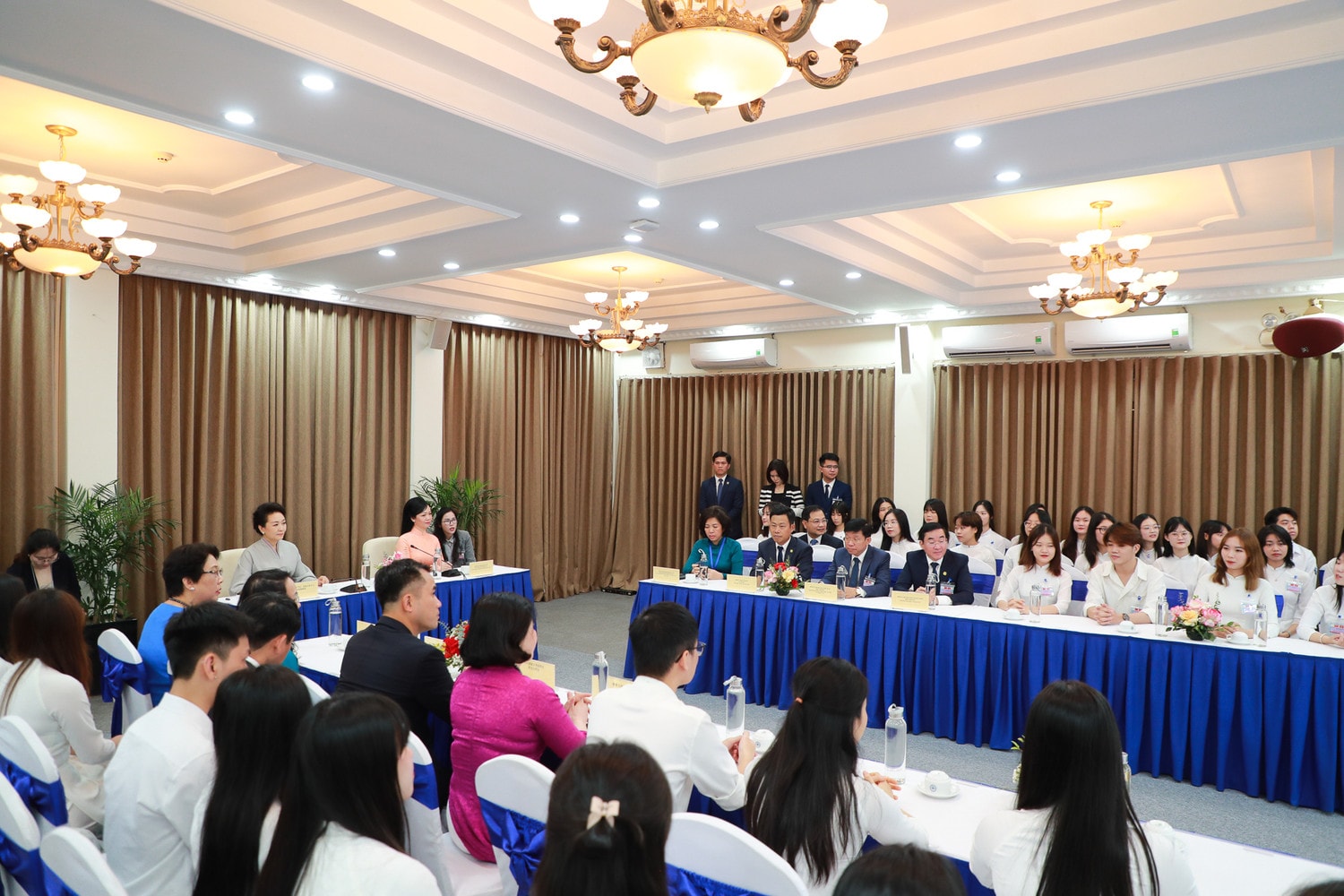 Phu nhân Tổng Bí thư, Chủ tịch nước Trung Quốc và Phu nhân Chủ tịch nước Việt Nam thăm và giao lưu với sinh viên ĐH Quốc gia Hà Nội -0