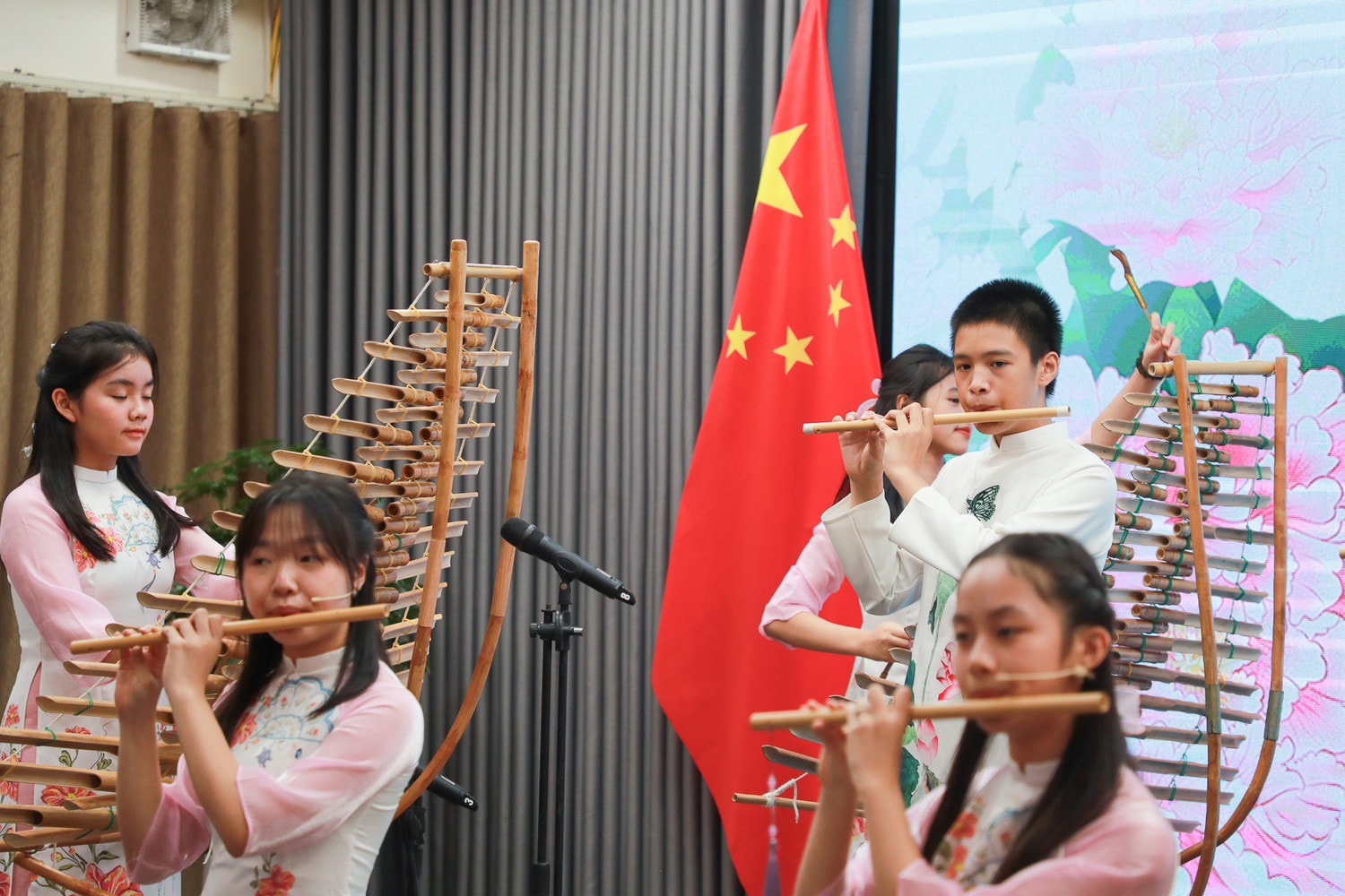 Phu nhân Tổng Bí thư, Chủ tịch nước Trung Quốc và Phu nhân Chủ tịch nước Việt Nam thăm và giao lưu với sinh viên ĐH Quốc gia Hà Nội -0
