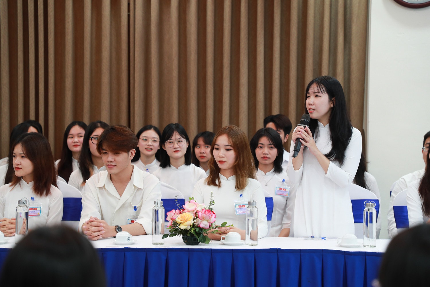 Phu nhân Tổng Bí thư, Chủ tịch nước Trung Quốc và Phu nhân Chủ tịch nước Việt Nam thăm và giao lưu với sinh viên ĐH Quốc gia Hà Nội -0