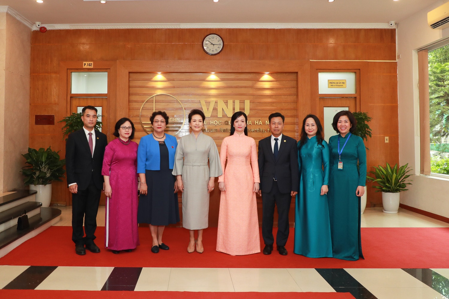 Phu nhân Tổng Bí thư, Chủ tịch nước Trung Quốc và Phu nhân Chủ tịch nước Việt Nam thăm và giao lưu với sinh viên ĐH Quốc gia Hà Nội -0