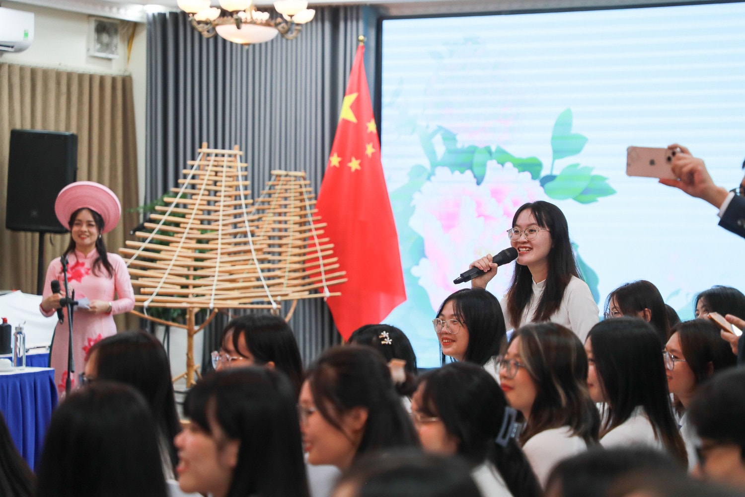 Phu nhân Tổng Bí thư, Chủ tịch nước Trung Quốc và Phu nhân Chủ tịch nước Việt Nam thăm và giao lưu với sinh viên ĐH Quốc gia Hà Nội -0