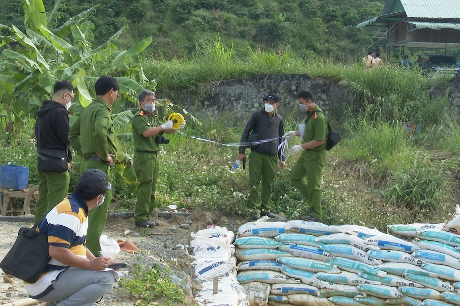 Triệt phá đường dây khai thác vàng trái phép quy mô lớn nhất tỉnh Bình Thuận -0