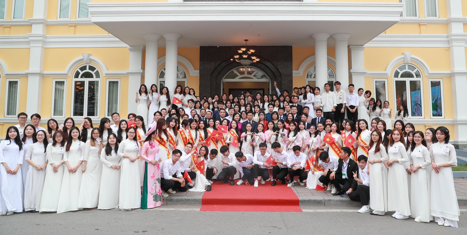 Phu nhân Tổng Bí thư, Chủ tịch nước Trung Quốc và Phu nhân Chủ tịch nước Việt Nam thăm và giao lưu với sinh viên ĐH Quốc gia Hà Nội