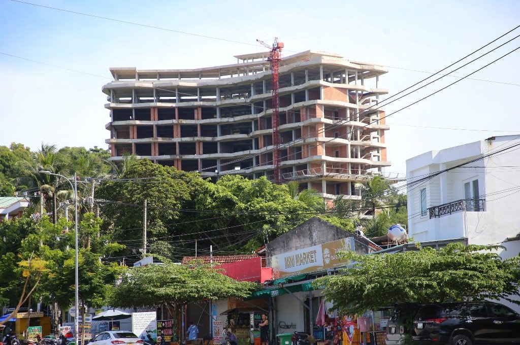 Kiên Giang: “Cắt ngọn” khách sạn 12 tầng ở Phú Quốc do xây vượt 6 tầng