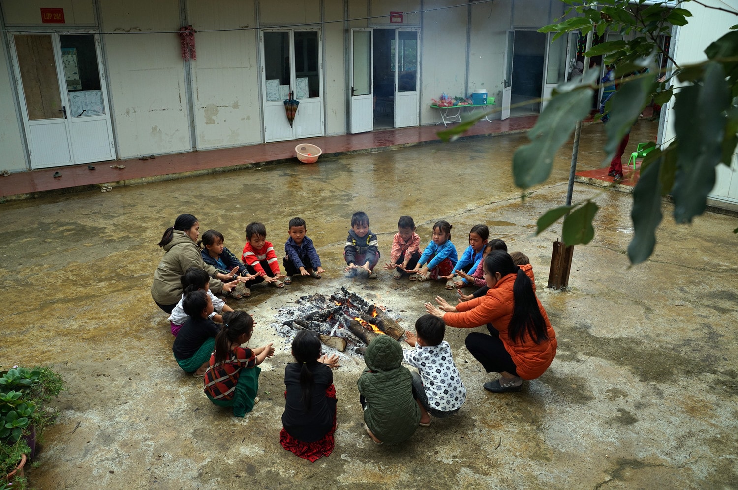 Điểm trường của học sinh nghèo không có cả rau ăn -0