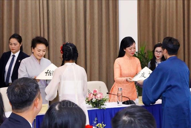 Phu nhân Chủ tịch nước Võ Văn Thưởng và Phu nhân Tổng Bí thư, Chủ tịch nước Trung Quốc Tập Cận Bình giao lưu với sinh viên Đại học Quốc gia Hà Nội -4