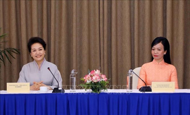 Phu nhân Chủ tịch nước Võ Văn Thưởng và Phu nhân Tổng Bí thư, Chủ tịch nước Trung Quốc Tập Cận Bình giao lưu với sinh viên Đại học Quốc gia Hà Nội -1